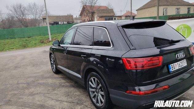 Audi Q7 4x4 S-Line 2015 – TOP OPREMANa prodaju Audi Q7 2015. godište, u odličnom stanju, bez ulaganja.Vozilo je sa quattro 4x4 pogonom, ZF automatskim menjačem sa 8 brzina i S-Line opremom.Registrovan do 05.2026. Prešao 234.000 km.Kubikaža 2967 cm3.224/305 (kW/KS)Full Oprema:Panoramski krov, Grejanje sedišta napred i nazad, Premium audio sistem sa zvučnicima koji izlaze iz table, S-Line paket (enterijer i eksterijer), Navigacija, Bluetooth, multifunkcionalni volan, Automatska klima, Alu felne...Auto je 5 sedišta, veoma komforan i pouzdan, idealan i za grad i za duža putovanja.Redovno održavan, maksimalno očuvan.Pošto imam sopstveni servis u kući, može da se pogleda i na dizalici i da se stavi na dijagnostiku, sve provere su dozvoljene jer je redovno odzavan.Cena 25.000 € - nije fiksnaKontakt: 0658024009