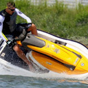 Skuter za vodu Sea doo, model 3D,2005 godiste,benzinSea Doo 3D za ljubitelje ekstremnih sportova, skuter za vodu marke Sea doo, model 3D,ima 55 radnih sati...2005 godiste,benzin.Jedinstven model koji ima tri nacina(moda) voznje i to sedeci(kruzer) moto(polu sedeci koji se vozi kao motor) i stojeci.Skuter je bukvalno kao nov i ima samo 55 radnih sati.Nova generacija motora sa ekstremno niskom cenom odrzavanja i malom potrosnjom.Za ostale karakteristike pogledati na You Tube-u.Moguca zamena za automobil,cena je 3800 eura.Registrovan do 8/20170652080666