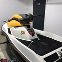 Skuter za vodu Sea doo, model 3D,2004 godiste,benzinSea Doo 3D za ljubitelje ekstremnih sportova.Jedinstven model koji ima tri nacina(moda) voznje i to sedeci(kruzer) moto(polu sedeci koji se vozi kao motor) i stojeci.Skuter je bukvalno kao nov i ima samo 55 radnih sati.Nova generacija motora sa ekstremno niskom cenom odrzavanja i malom potrosnjom.Za ostale karakteristike pogledati na Youtube-u.Moguca zamena za automobil a cena je 3500 eura.0652080666