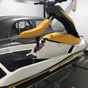 Skuter za vodu Sea doo, model 3D,2004 godiste,benzinSea Doo 3D za ljubitelje ekstremnih sportova.Jedinstven model koji ima tri nacina(moda) voznje i to sedeci(kruzer) moto(polu sedeci koji se vozi kao motor) i stojeci.Skuter je bukvalno kao nov i ima samo 55 radnih sati.Nova generacija motora sa ekstremno niskom cenom odrzavanja i malom potrosnjom.Za ostale karakteristike pogledati na Youtube-u.Moguca zamena za automobil a cena je 3500 eura.0652080666