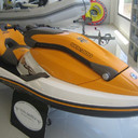 Skuter za vodu Sea doo, model 3D,2004 godiste,benzinSea Doo 3D za ljubitelje ekstremnih sportova.Jedinstven model koji ima tri nacina(moda) voznje i to sedeci(kruzer) moto(polu sedeci koji se vozi kao motor) i stojeci.Skuter je bukvalno kao nov i ima samo 55 radnih sati.Nova generacija motora sa ekstremno niskom cenom odrzavanja i malom potrosnjom.Za ostale karakteristike pogledati na Youtube-u.Moguca zamena za automobil a cena je 3500 eura.0652080666