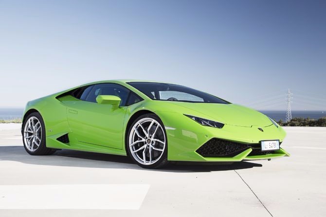 Lamborghini HURACÁN LP 610-4<br />5.2 cm³ ,V10 ,40 ventila,maksimalna snaga 449 kW ili 8,250 RPM :)<br />Kako ne voleti nesto tako izuzetno ^^