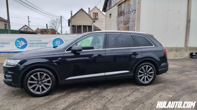 Audi Q7 4x4 S-Line 2015 – TOP OPREMANa prodaju Audi Q7 2015. godište, u odličnom stanju, bez ulaganja.Vozilo je sa quattro 4x4 pogonom, ZF automatskim menjačem sa 8 brzina i S-Line opremom.Registrovan do 05.2026. Prešao 234.000 km.Kubikaža 2967 cm3.224/305 (kW/KS)Full Oprema:Panoramski krov, Grejanje sedišta napred i nazad, Premium audio sistem sa zvučnicima koji izlaze iz table, S-Line paket (enterijer i eksterijer), Navigacija, Bluetooth, multifunkcionalni volan, Automatska klima, Alu felne...Auto je 5 sedišta, veoma komforan i pouzdan, idealan i za grad i za duža putovanja.Redovno održavan, maksimalno očuvan.Pošto imam sopstveni servis u kući, može da se pogleda i na dizalici i da se stavi na dijagnostiku, sve provere su dozvoljene jer je redovno odzavan.Cena 25.000 € - nije fiksnaKontakt: 0658024009